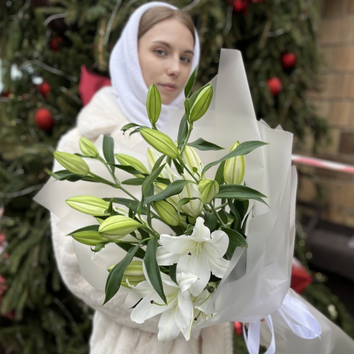 5 белых Восточных лилий